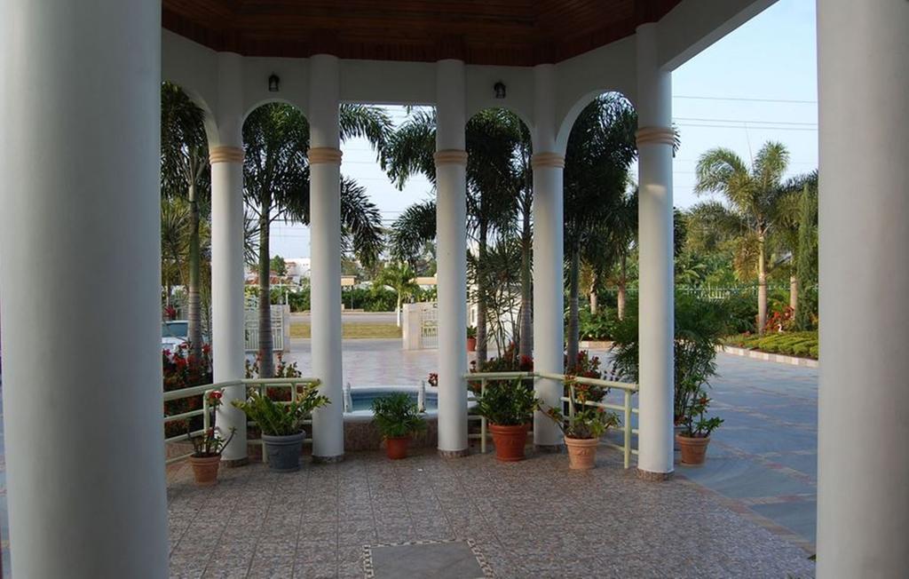 Holiday Haven Resort And Banquet Hall Runaway Bay Exterior foto